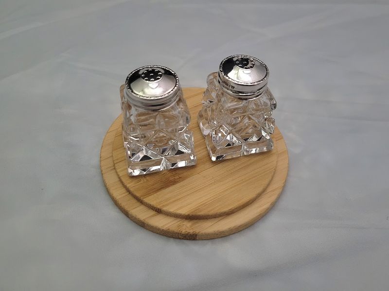 Salt og pepperbøsse i glass med sølvlokk